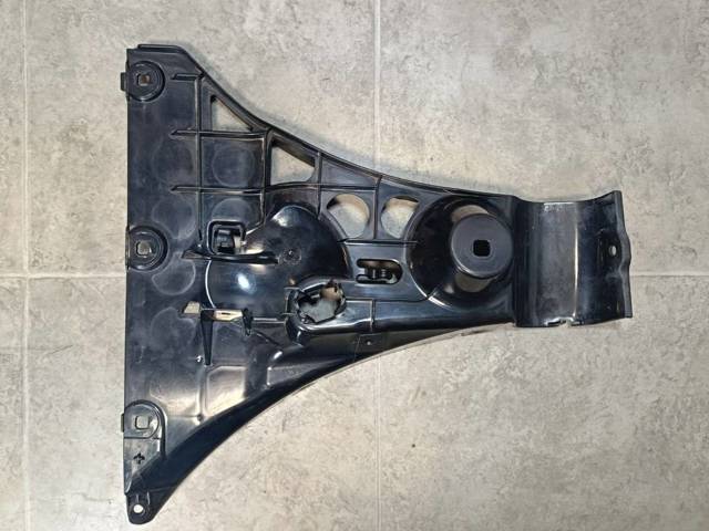 Кронштейн бампера заднего, внешний правый 51127033716 BMW