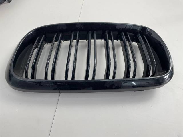 BMW 51712165528 Решетка радиатора правая в наличии Черкассы