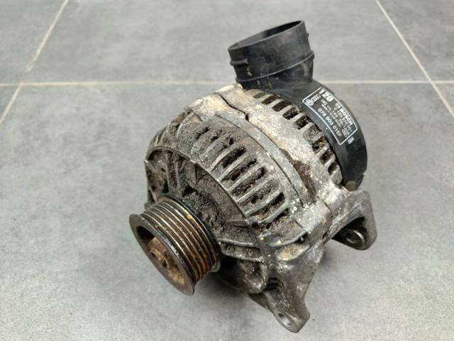 Генератор автомобиля Ауди 100 C4