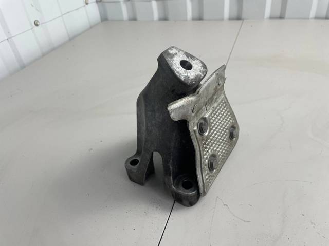 Кронштейн подушки (опоры) двигателя, левой 8K0199307AQ VAG