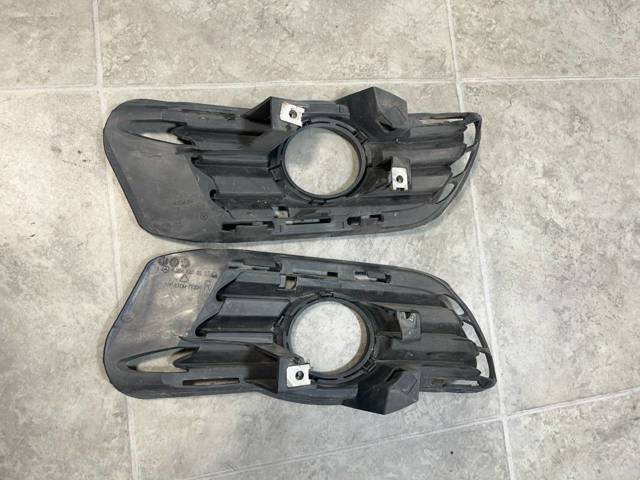 MERCEDES A2048850123 Заглушка (решетка) противотуманных фар бампера переднего левая в наличии Черкассы