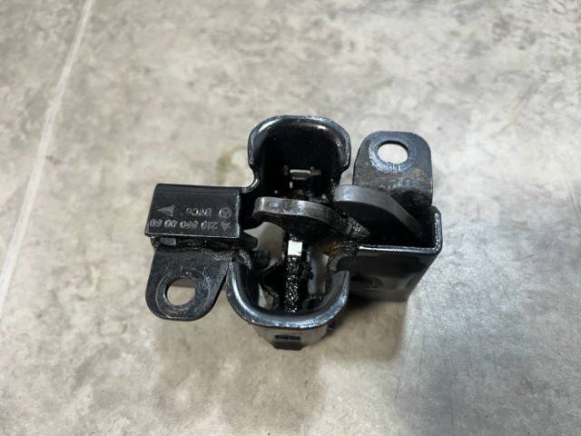 Замок крышки капота A2198800060 MERCEDES