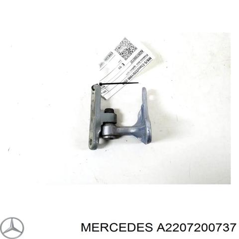 Дверной шарнир водительской вери A2207200737 MERCEDES