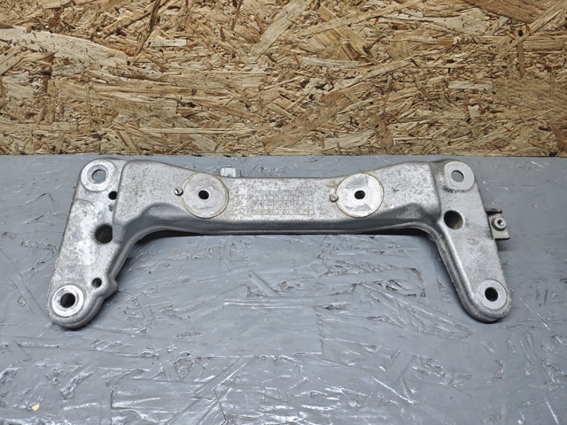 Балка крепления коробки передач 22316796611 BMW