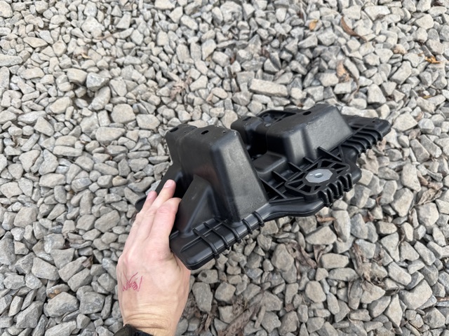 37150D3000 HYUNDAI Полка под аккумулятор купить в Винница