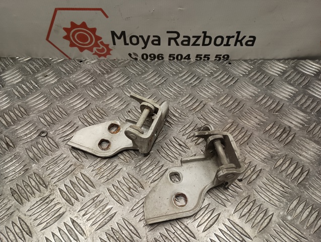 1364057080 Петля двери передней левой купить Винница