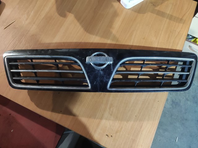 Облицовка радиатора 623103L125 NISSAN