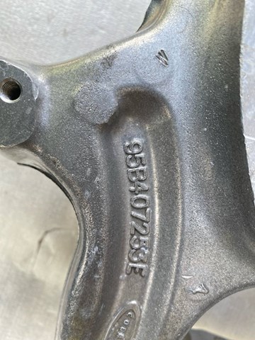 PORSCHE 95B407254E Цапфа передняя правая в наличии Ирпень
