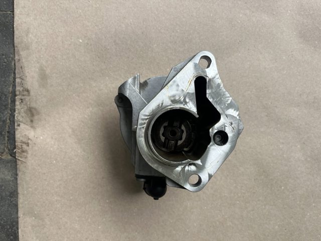 RENAULT 146502327R Насос вакуумный в наличии Тернополь