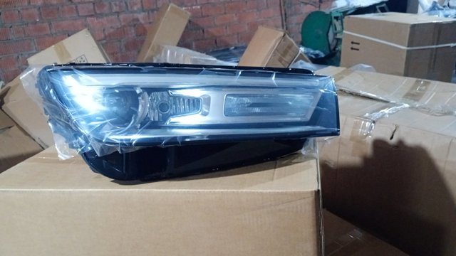 Фара передняя правая 80A941044B VAG