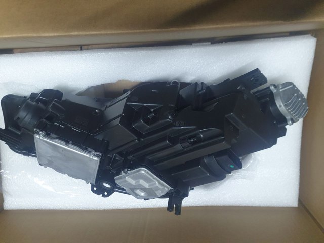 8W0941773 VAG Левая фара купить в Ужгород