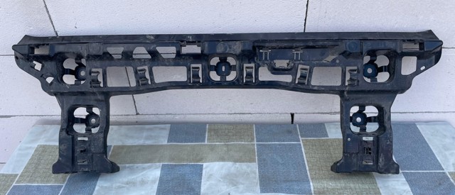 Кронштейн бампера заднего, центральный 51129883537 BMW