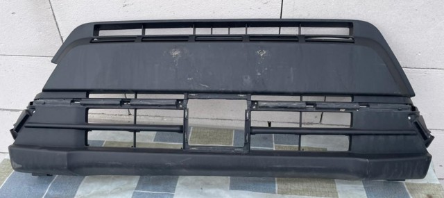 Решетка бампера переднего центральная 7172186R005PK SUZUKI
