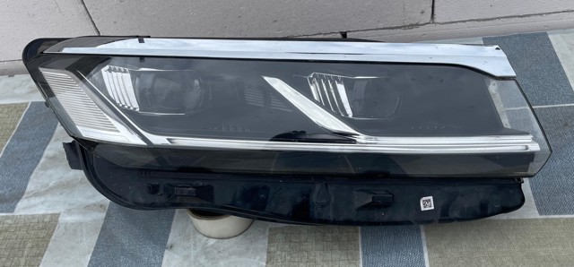 Вставка фары правой 761941774 VAG