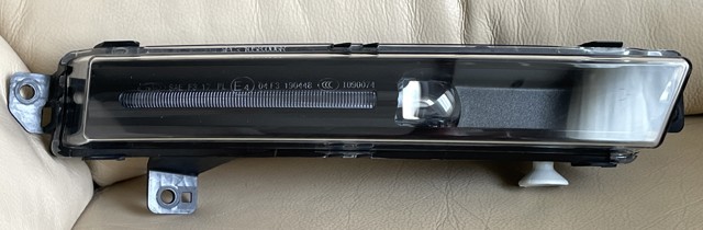 Противотуманка правая LR098340 LAND ROVER