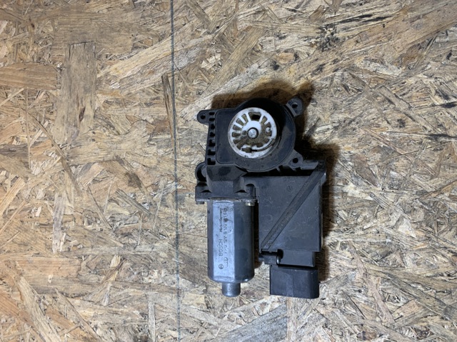 BOSCH 0130821698 Мотор стеклоподъемника двери передней правой в наличии Черкассы