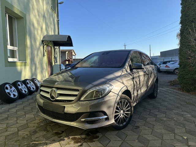 Детали пола (основание кузова или пол) A2426800300 MERCEDES