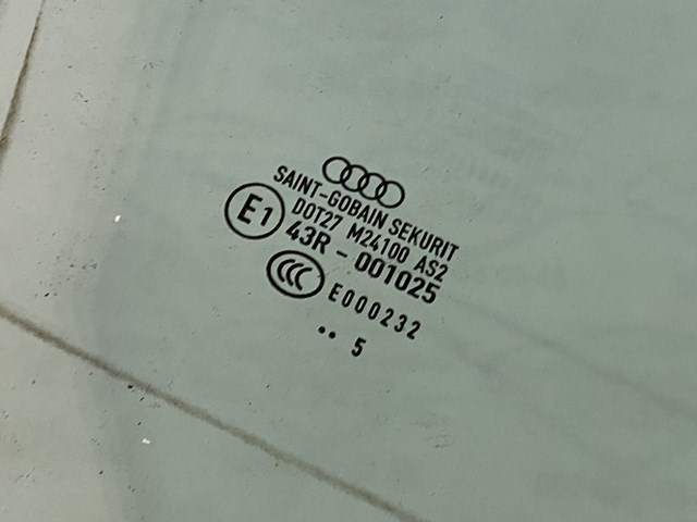 VAG 8P4845202A Стекло двери передней правой в наличии Чернигов