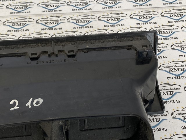MERCEDES A2108300054 Решетка вентиляции салона на "торпедо" в наличии Запорожье