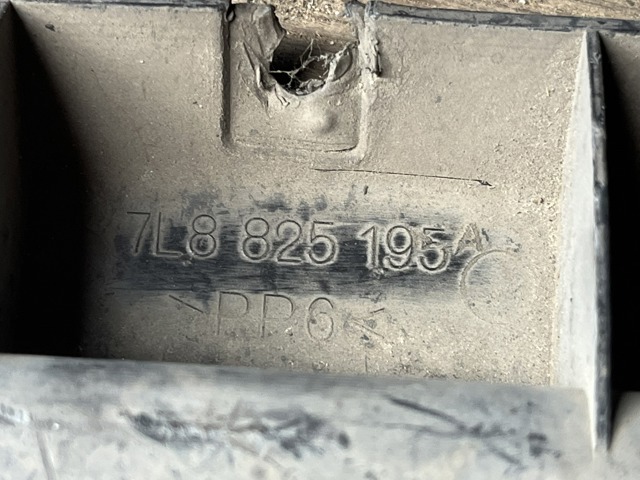 7L8825195A VAG Кронштейн крепления защиты двигателя купить в Николаев