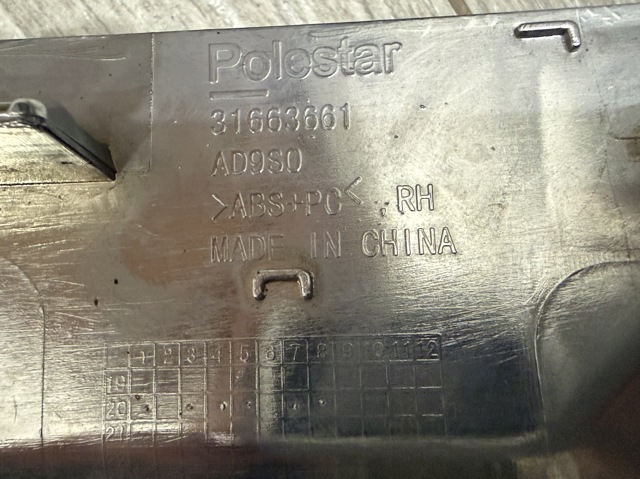 VOLVO 31663661 Молдинг бампера заднего правый в наличии Запорожье