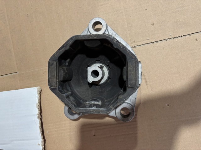 Подушка двигателя левая/правая 31686296 VOLVO