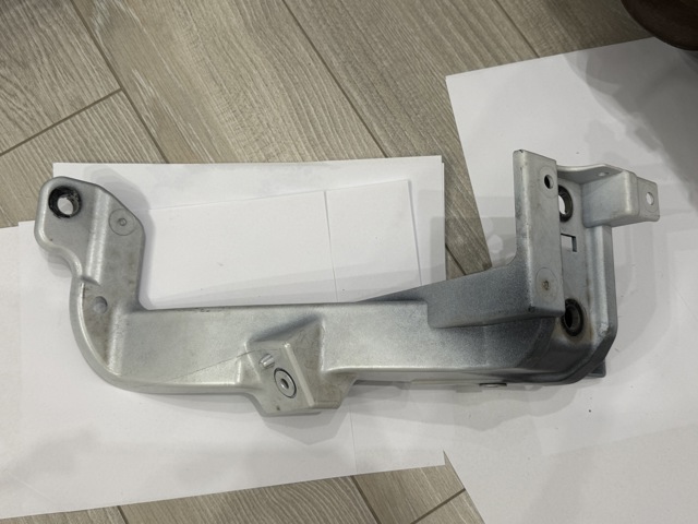 Кронштейн крепления крыла переднего левого, передний 31688244 VOLVO
