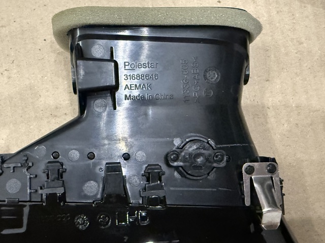 Решетка воздуховода левая 31688645 VOLVO