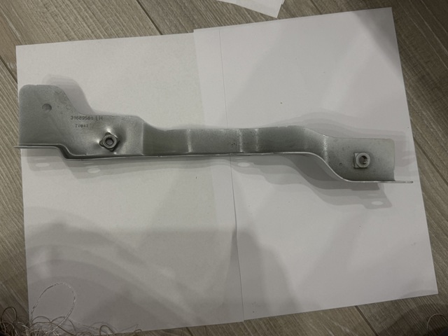 Кронштейн суппорта радиатора нижний 31689581 VOLVO
