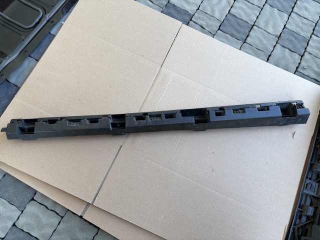 Кронштейн наружной накладки порога левой 32216384 VOLVO