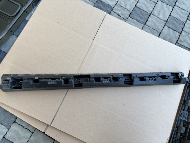 Кронштейн наружной накладки порога правой 32216385 VOLVO