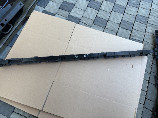 Кронштейн наружной накладки порога левой 32216386 VOLVO
