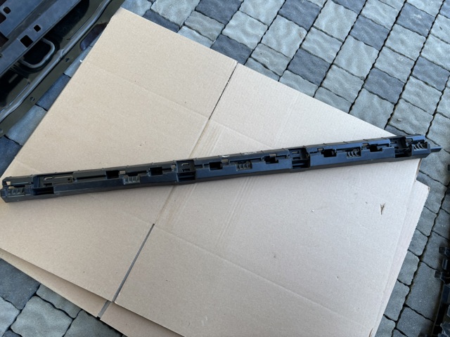 32216386 VOLVO Кронштейн наружной накладки порога левой купить в Чернигов