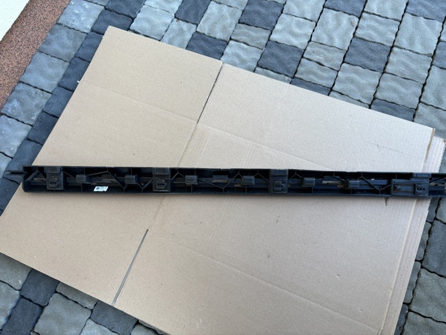 VOLVO 32216387 Кронштейн наружной накладки порога правой в наличии Украина