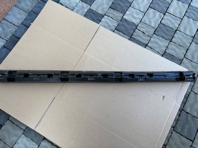Кронштейн наружной накладки порога правой 32216387 VOLVO