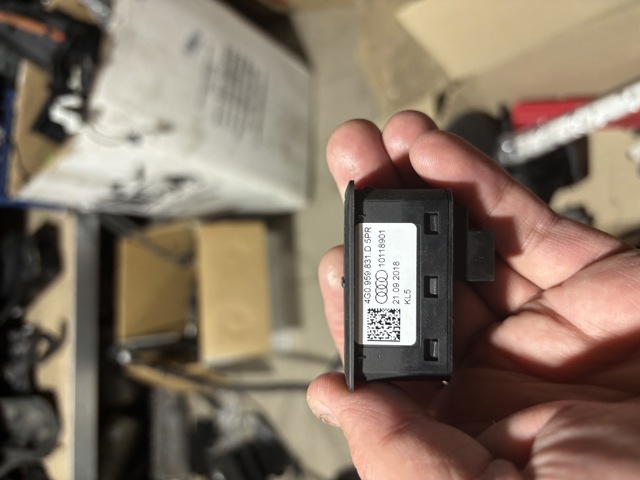 4G0959831D Кнопка привода замка багажника купить Кривой Рог