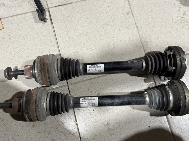 Полуось задняя, правая 4KE501204C VAG