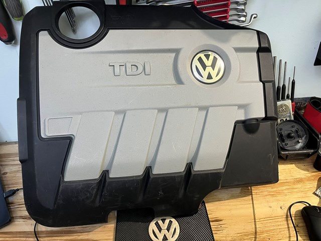 03L103925AD VAG Крышка двигателя купить в Львов