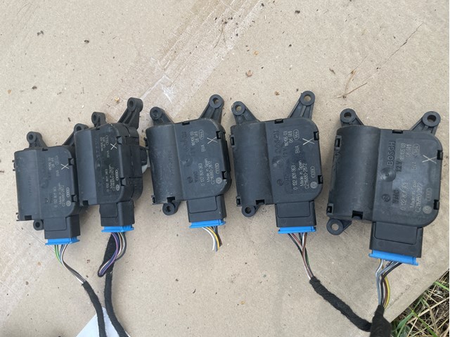 Моторчик заслонки печки 0132801363 VAG