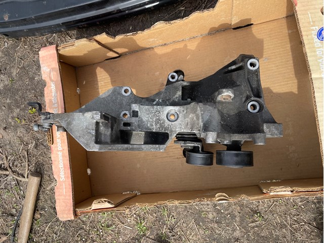 Кронштейн генератора натяжной 03L903139H VAG
