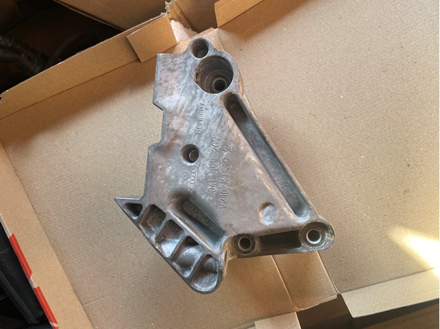 Кронштейн подушки (опоры) двигателя, правой 04L199207 VAG