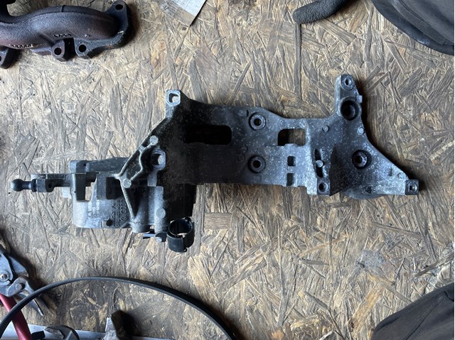 Крепление генератора 04L903143B VAG