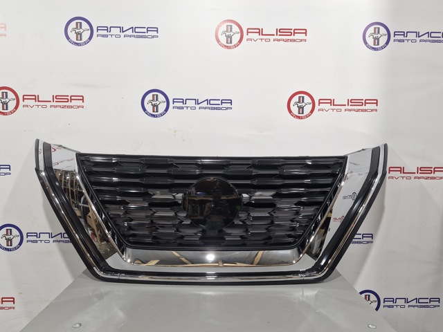 Решетка радиатора 623106RR0A NISSAN