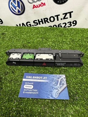 Кнопка включения аварийного сигнала Volkswagen Passat B8