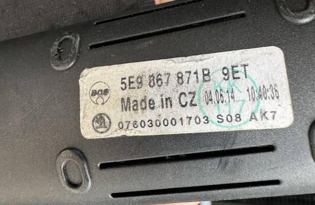 VAG 5E9867871B Шторка багажного отсека в наличии Чернигов