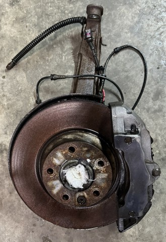 Цапфа (поворотный кулак) передний правый 7L8407258A VAG