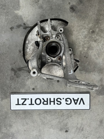 Кулак поворотный левый 8R0505435C VAG