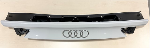 Накладка 5-й двери, нижняя 4G8827987A VAG