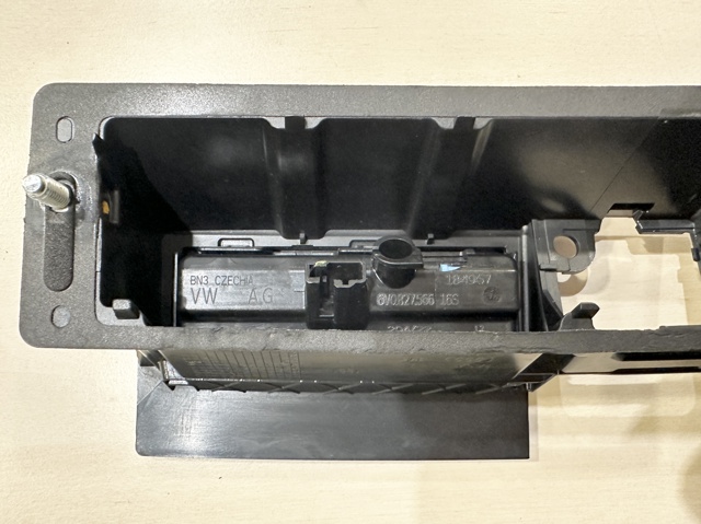 6V0827566 VAG Кнопка привода замка багажника купить в Ровно
