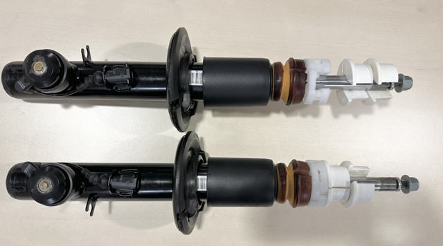 Амортизатор передней подвески правый 8F0413030B VAG